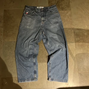 Blå OG Big Boy Jeans - Säljer ett par blå OG Big Boy Jeans (M) med det karaktäristiska emblemet broderat på ipod-fickan. Använder inte byxorna tillräckligt ofta för att behålla dem. Cond: 9/10, enda defekter är att de är något utvättade, man kan se mobil distressen på högerfickan, samt att sömmarna precis ovanför emblemet spruckit. Annars är de i mycket gott skick. Vid smidig affär kan pris reduceras något. Skriv privat för fler bilder.