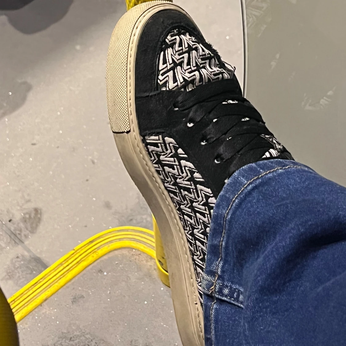 Svartvita sneakers med mönster