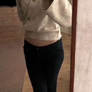 Skit lågmidjade jeans  - Säljer mina före detta favo jeans men har tyvärr bara använt dom en gång men är ändå så snygga och därför har jag inte velat sälja dessa! Men nu är de dags, vi snabb affär kan priset diskuteras🖤
