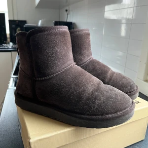 Bruna uggs - Säljer ett par bruna boots, sparsamt använda
