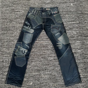 Japrag  patchwork-design - Snygga jeans med en cool patchwork-design i olika nyanser av blått. De har en straight passform och flera dekorativa fickor och detaljer. 