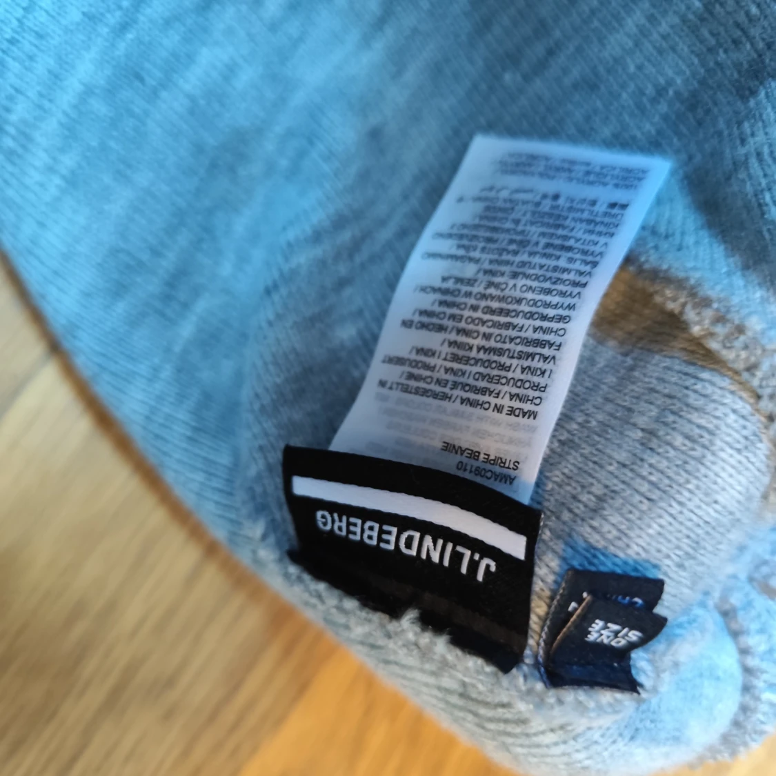 Grå mössa med tofs från J.Lindeberg - 2