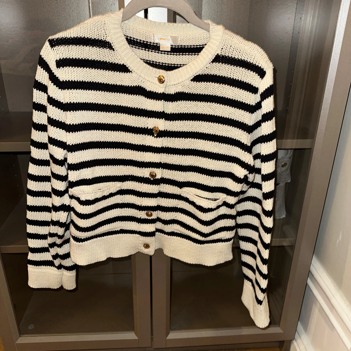 Randig kofta med knappar