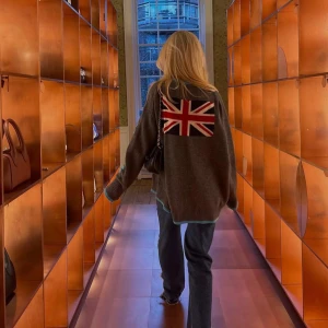 Chloe Schuterman City London - City Intarsia London tröja från Chloé Schuterman i fint skick. Djur- och rökfritt hem. Lånade samt egna bilder 🩶🩵