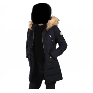 Mörkblå dunjacka från Svea - Snygg mörkblå dunjacka från Svea Joy med pälskantad huva och dragkedja framtill. Jackan har en patch på ärmen och praktiska fickor med dragkedja. Perfekt för kalla dagar. Oanvänd . Frakt tillkommer. Stl M .