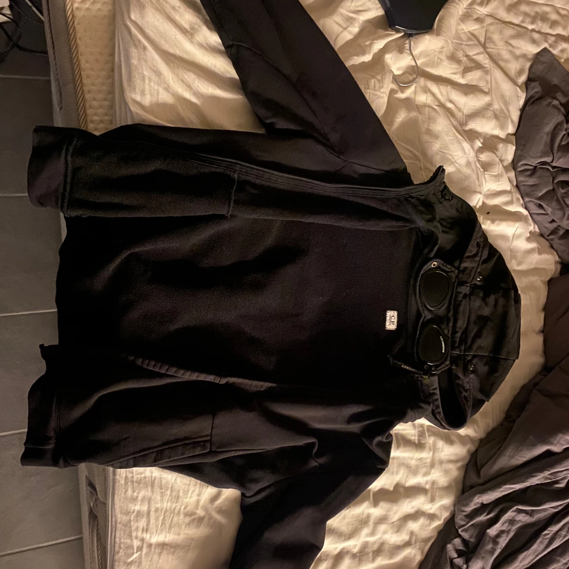 Svart hoodie med huva och glasögon från C.P. Company