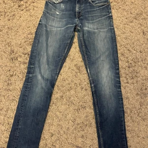 Tiger of Sweden jeans - Säljer dessa jeans från tiger of Sweden i modellen pistolero vilket är slim fit. Jeansen är i storlek 28/32 och de passar dig som är ungefär 170-175. Ny pris 1300 mitt pris 350 men priset är inte heller hugget i sten!
