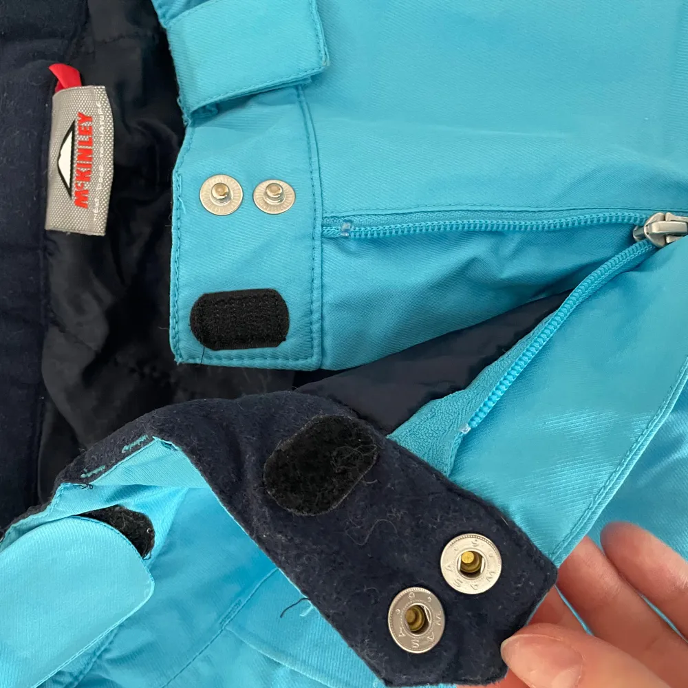 Snygga blå täckbyxor från McKinley med praktiska fickor och knappar. Perfekta för vinterns äventyr. Byxorna har en dragkedja och knappar för säker stängning och hängslen medföljer. Stl 36 (s) men passar även M då dem är väldigt stretchiga . Farkut & Housut.