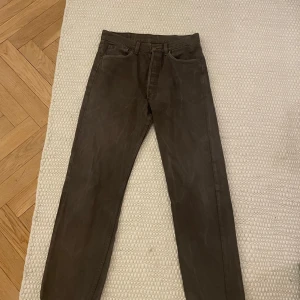 Bruna jeansbyxor - Snygga bruna jeansbyxor med klassisk femficksdesign. De har en rak passform och är perfekta för en avslappnad stil. Byxorna har en knappgylf och bälteshällor.