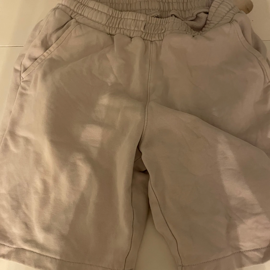 Ljus lilla shorts med resårmidja
