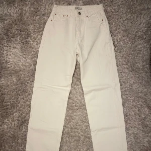 Vita jeans från Gina Tricot - Snygga vita jeans från Gina Tricot i modellen 'perfect jeans'. Straight fit och högmidjade, oanvända, lätta att sy om till lågmidjade