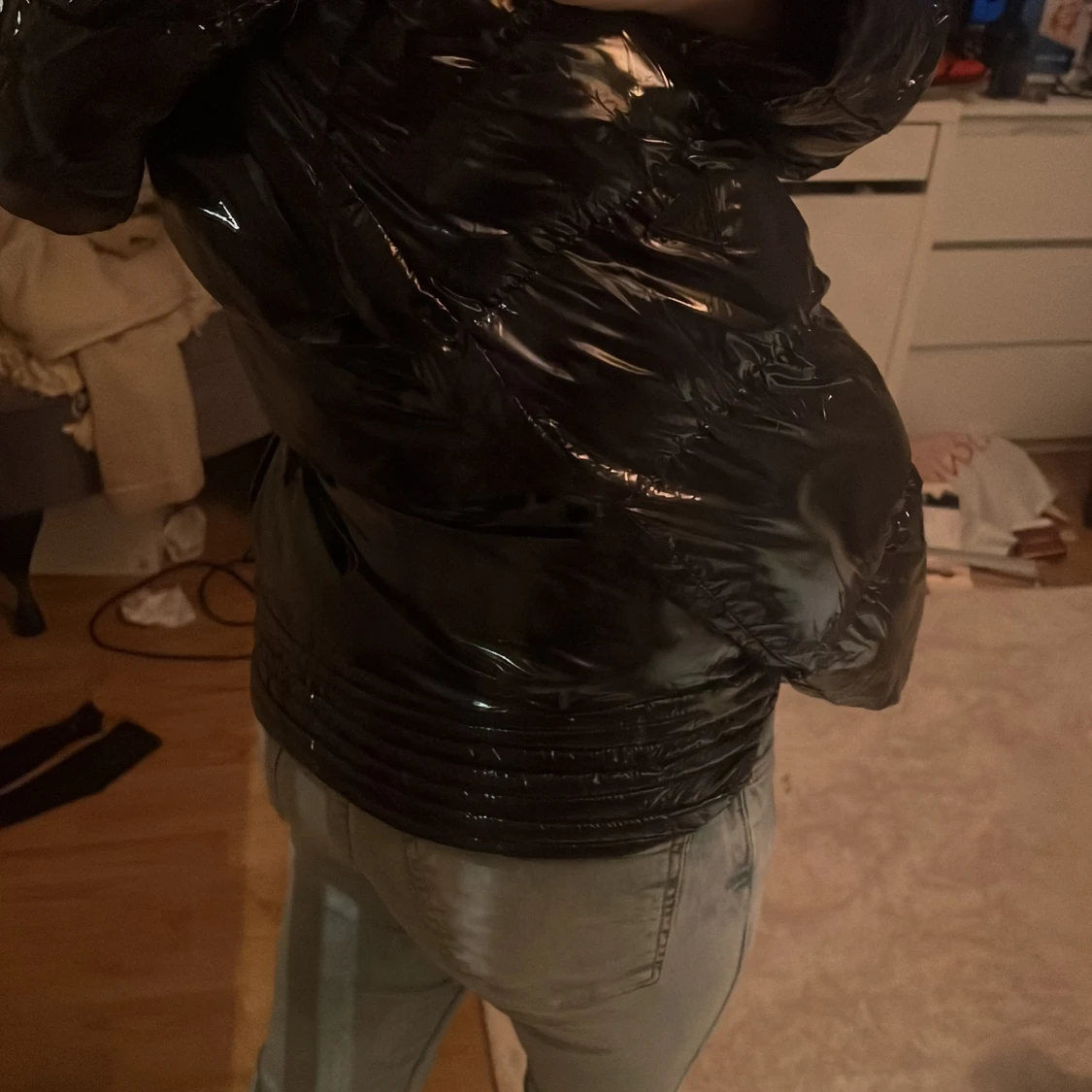 Svart glansig pufferjacka från Guess - 1