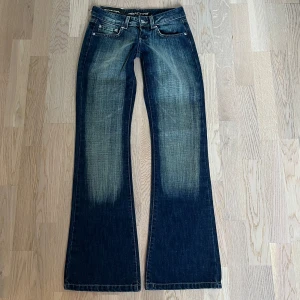 Reactive bootcut jeans - Ett par as snygga jeans från märket Reactive som har en unik wash. Nytt med lappar i 100% bomull. Tyvärr passar de inte mig och är därför jag säljer dem. De är lågmidjade med bootcut och fina bakfickor. Skriv gärna om ni har några frågor!!