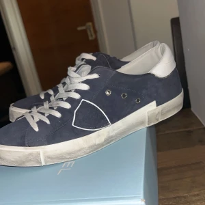 Blå sneakers från Philippe Model - Säljer nu ett par riktigt feta Philippe Models. Skorna är i toppskick och är använda bara ett fåtal gånger och har knappt tecken på användning utan några defekter. Priset är inte hugget i sten. Har ni några funderingar är det bara att höra av sig!😄