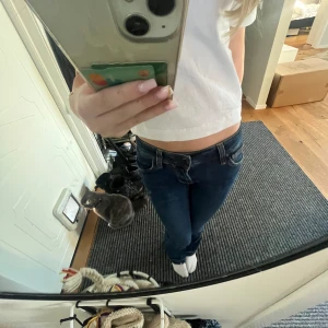 Blå pepe jeans bootcut  - Skit snygga midjemått:34/35cm rakt över innerbenslängd:75/76cm storlek w24 L30 lite slitna längst ned och pepe lappen sitter lite löst men man kan sy fast den eller ta bort den helt ❤️