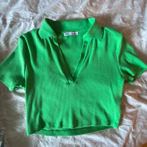 Topp - En snygg kroppad topp med fin urringning från Zara