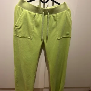Limegröna mjukisbyxor från Juicy Couture - Gul/gröna juicy couture i storlek S, knappt använda då jag är en xxs 
