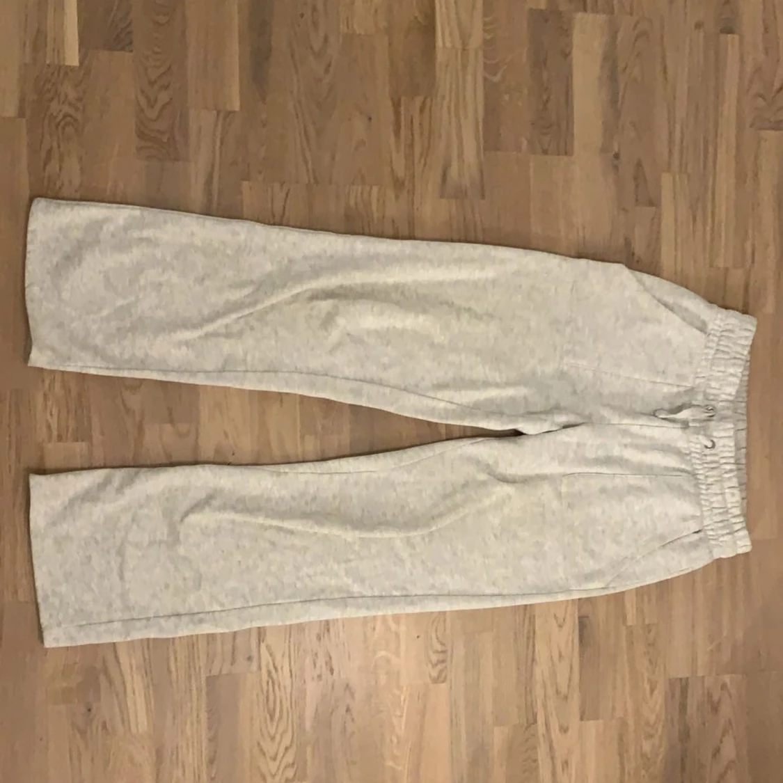 Grå mjukisbyxor med snörning - 1