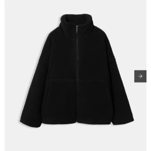 Svart teddyjacka - Mysig svart teddyjacka! Perfekt till våren💗