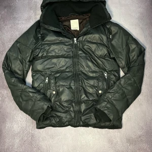 J.Lindeberg jacka  - Säljer denna exklusiva svarta J.Lindeberg vårjackan för bara 1399kr! Riktig bra material och passform. 8/10 skick utan defekt eller fläckar men minimal tecken på användning. Storlek M men passar även S.