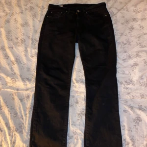 Levi’s 514 jeans - Svarta 514 jeans från levi’s. Köpta för drygt ett år sen. Jag har blivigt lite större så jeansen passar inte mig längre.