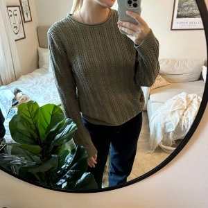 Grön stickad tröja från GANT - Grön Kabelstickad tröja från GANT i jättebra skick, passar både tjejer och killar. 