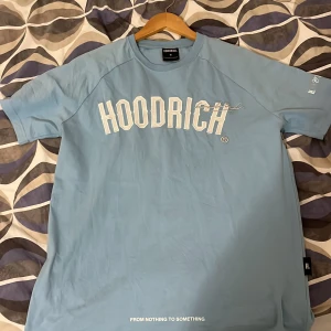 Hoodrich T-shirt  - Fet Hoodrich t-shirt perfekt för sommaren. Nypris ca 500kr, med de sagt e tröjan nästan helt oanvänd har haft på den 1-2 gngr. Strl S men funkar bättre som M