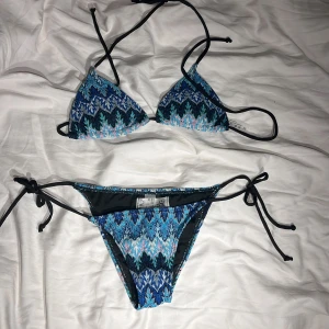 Mönstrad bikini med knytband - Jätte fin bikini från design by si, den är endast testad! Nypris 423💗    