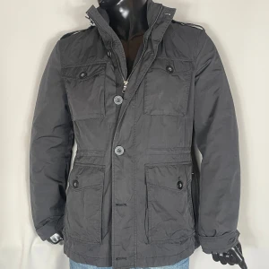 Berkeley Field Jacket - Field Jacket från Berkeley perfekt för våren. Stilren och elegant. Skick: 9/10. Retail: 1700kr. 