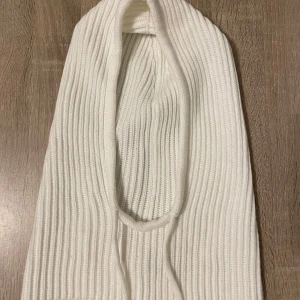 Vit ribbad balaklava -  vit ribbad balaklava köpt ifrån H&M och använd endast 1 gång. Fint skick. Säljs då den inte kommer till användning:)