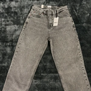 Grå jeans från Grunt - Snygga grå jeans från Grunt i modellen Hamon Ash Grey. De har en klassisk femficksdesign och en bekväm passform. Perfekta för en stilren look.