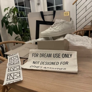 Golden goose  - Tjena! Tänkte göra en intressekoll på min golden goose eftersom jag är sugen på annat storleken 45  och de är extremt snygga samt fint skick. Ny pris går för ca 5100kr men jag släpper de för ca 3500kr Tveka inte på att ställa några frågor 🙌😁