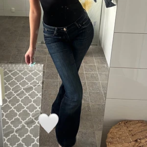 Mörkblå bootcut jeans - Säljer dessa sjukt snygga mörkblå  bootcut jeansen som varit mina absoluta favoriter någonsin! Så fin passform och perfekt längd på mig som är 172-173. Använda men i otroligt fint skick!💕🤩Köptes för 699 kr, helt slutsålda. Först till kvarn!!!