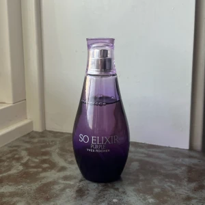Yves rocher SO ELIXIR PURPLE parfym 50 ml - Säljer en yves rocher SO ELIXIR PURPLE eau de parfym i 50ml, ca 40ml kvar. Sensuell och mystisk doft med noter av bergamott, tuberos, vetiver och patchouli. Perfekt för en elegant och djup doftupplevelse. 