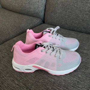 Löparskor - Sprillans nya skor från MyGivoza i storlek 40. Tyvärr för små för mig och kunde inte returnera. Jätte sköna och fina. 