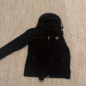 Moncler jacka - Hej säljer min Moncler vind jacka som jag inte längre använder säljer pågrund av att tänker köpa någon annan jacka. Jackan har inga hål eller fläckar.
