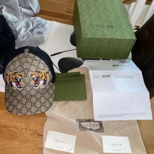Äkta Gucci Tiger Keps - Äkta tiger keps i ny skick box och annat ingår pris kan diskuteras vid snabb äfär 