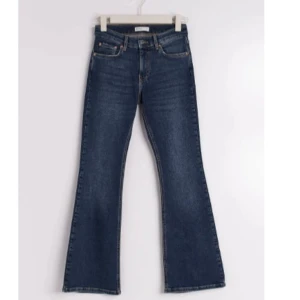 Mörkblå bootcut jeans - Bootcut jeans från Gina tricot i petite. Använt två gånger så är i nästan oanvänt skick💞färg ”midnight blue”, nypris 499kr