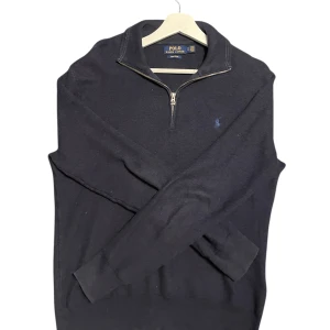 Ralph Lauren halv zipe - En fin Ralph Lauren zipe i storlek s⭐️ Fick den i julklapp men säljer då den inte används✨. Inga defekter. Nypris ligger på 2790😁Kvitto kan tas fram. Om någon fråga dyker upp är det bara att höra av sig. 🤝