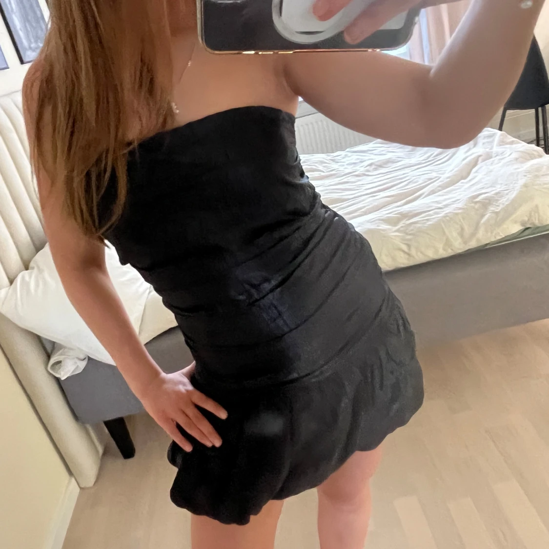 Svart axelbandslös klänning - 2