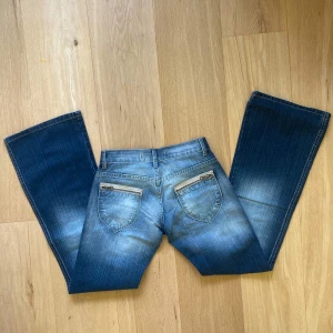 lågmidjade jeans  - Snygga jeans från Diesel med bootcut-stil. skriv för frågor eller mått