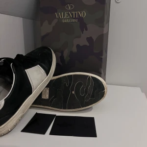 Valentino flycrew  - Snygga svarta Valentino flycrew skor i läder. Bra skick och sulan är i nyskick! Säljs inte längre utav valentino. Skick 8/10. Självklart äkta! Box ingår och valentino brev ingår. Bra pris för ett par valentinos i bra skick. Hör av er vid funderingar // sweclothes Örebro!