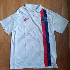 PSG jersey | strl. XL, helt ny - Säljer en helt oanvänd PSG fotbollströja, med taggarna kvar, i storlek XL. Säljes då den är för stor för mig. Själv är jag 191 cm, 74 kg och har normalt M/L på t-shirts.