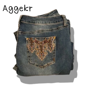 Lågmidjade Bootcut y2k Jeans - Sho! Säljer dessa jätte snygga Lågmidjade y2k jeans som efterliknar Miss me:) W36, inga defekter.