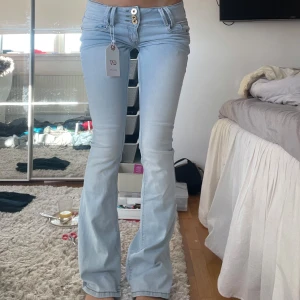 Lågmidjade bootcut jeans - Snygga ljusblå bootcut jeans med väldigt låg midja som jag sytt om för att bli ännu lägre. De är väldigt stretchiga ❤️