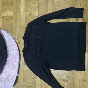 Gianfranco ferre tröja - En jätte fin tröja från Gianfranco ferre. Riktigt bra skick!👍