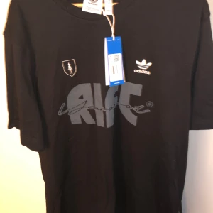 Rift 2024 x Adidas t-shirt - Köpt på Rift 2024 Stockholm när b.la Snow strippers spelade. 10/10 cond helt ny