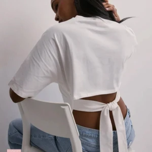 Nelly t-shirt - Säljer min jätte fina Nelly topp men knyt bak. Den är i jätte fint skick och nästan oanvänd. Skriv för mer bilder🥰