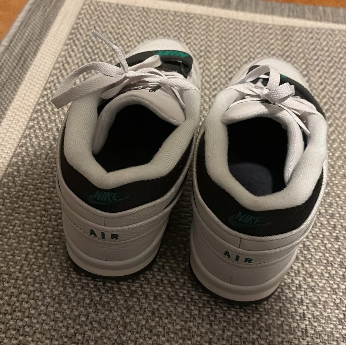 Nike Air sneakers i vitt och svart - 1