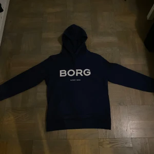 Mörkblå hoodie från BORG - Nästan helt oanvänd BORG hoodie i storlek L